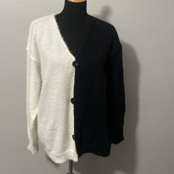 Half Black Half White Eyelash Faux Cardigan V-Neck Sweater NWOT - Picture 1 of 7